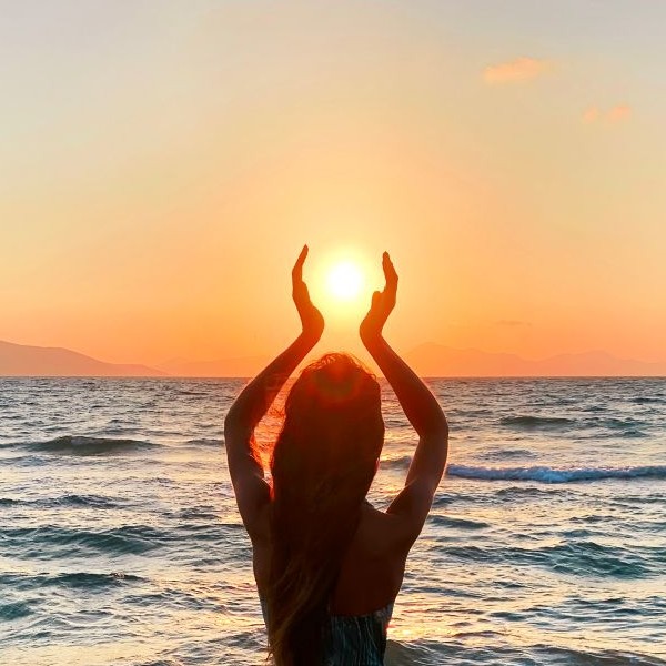 silhouette-of-a-young-woman-holding-a-sun-above-th-2025-02-25-08-36-59-utc